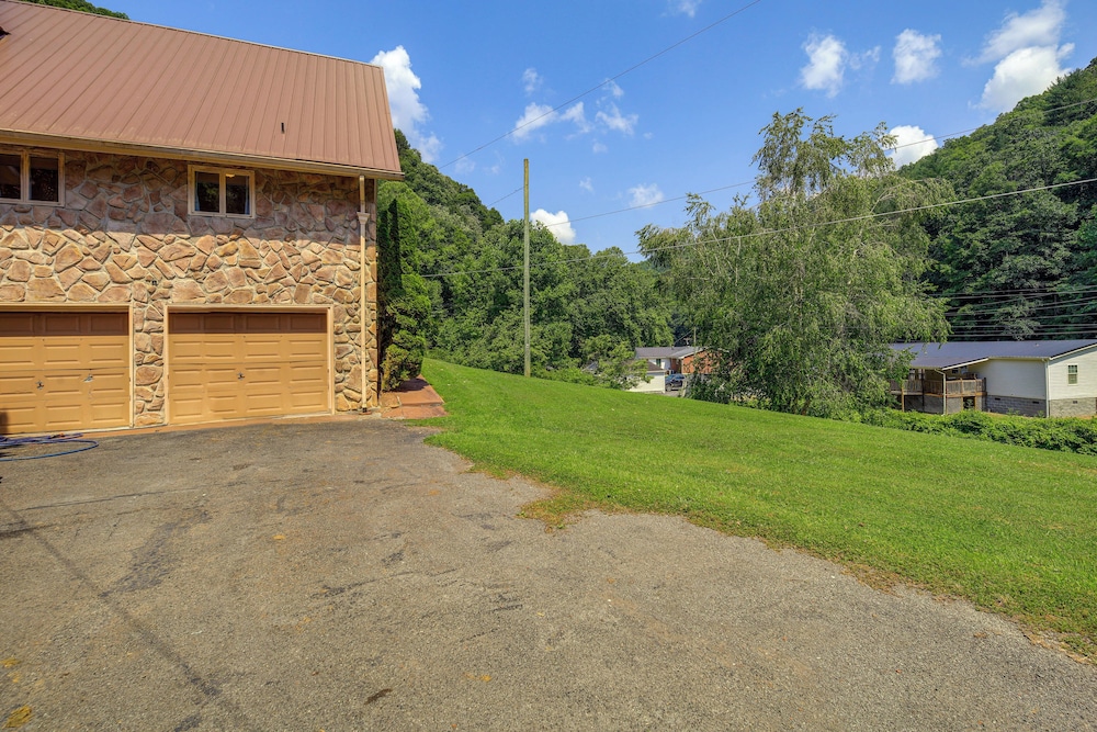 17 Mi to Coal Canyon Trail: Scenic Mtn-view Apt!