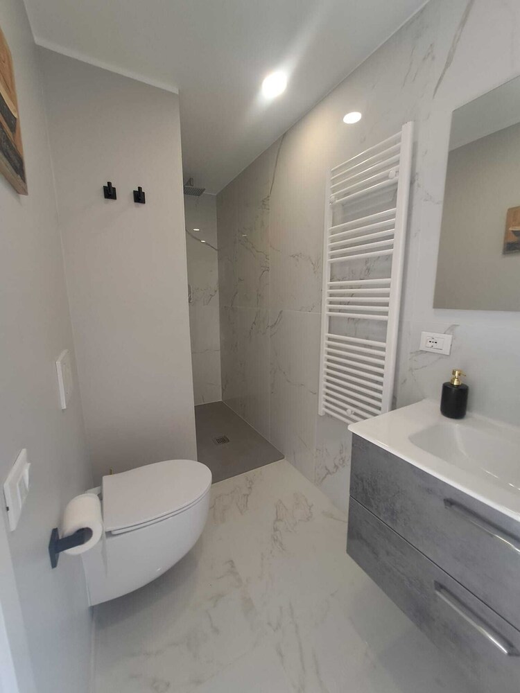 Central Design Flat With Parking