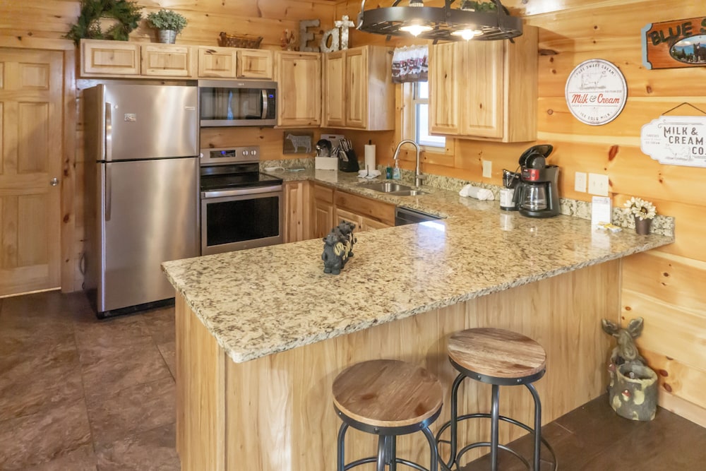 2 BR Pigeon Forge Home w/ Porch & Hot Tub