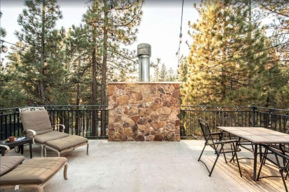 Big Bear Castle by Avantstay Private Home in Great Big Bear Location w/ Hot Tub