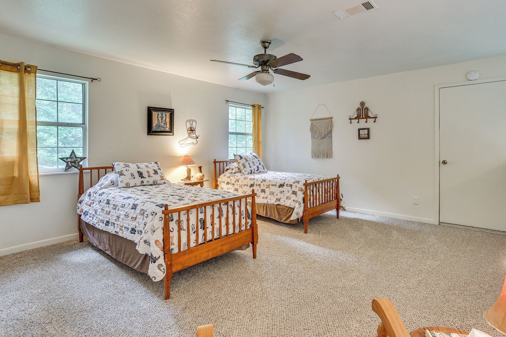 Relax By the Lake: Quiet East Texas Retreat