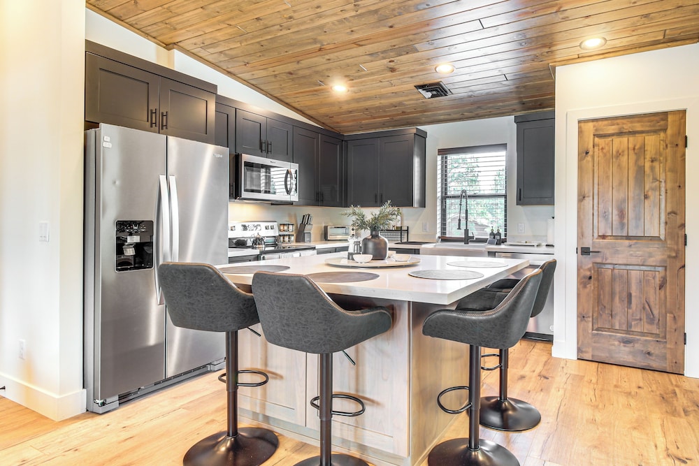 Modern Loft Above Entertainment Center in Show Low