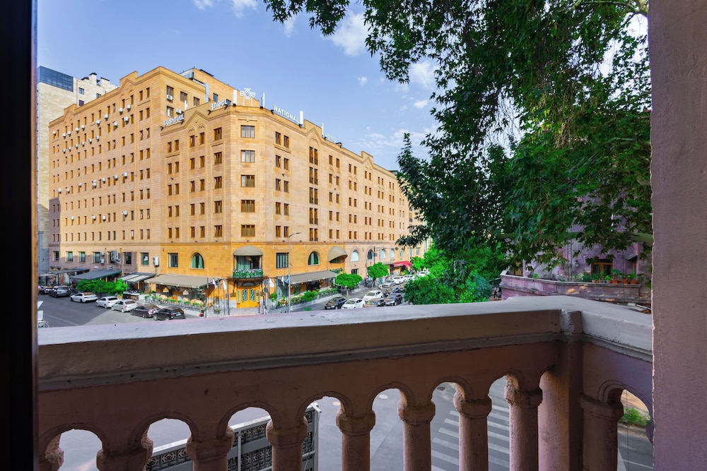 Apartments by Luxe Group AM713