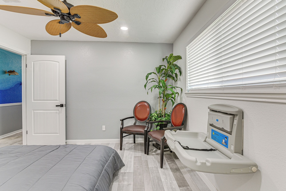 ~ 2 Blocks to Beach: Galveston Group Getaway!