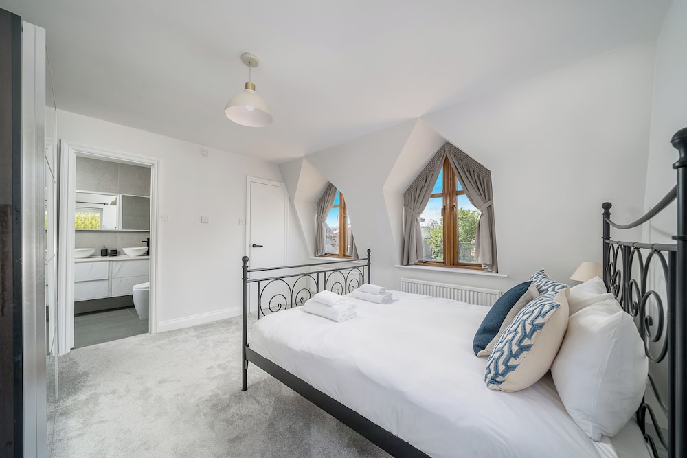 Chic 2BR Battersea Flat - Terrace & Pet-Friendly