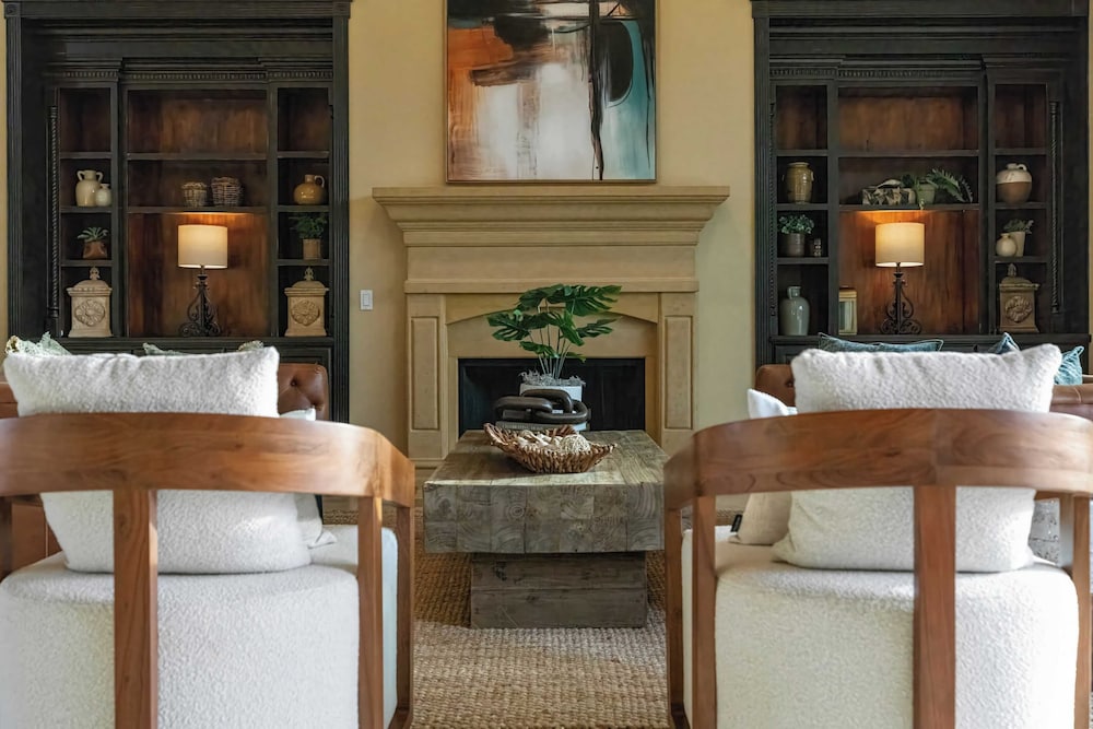 Hilltop Estate w/ Pool, Hot Tub, Fire Pit, Views Cleveland Vista by Avantstay