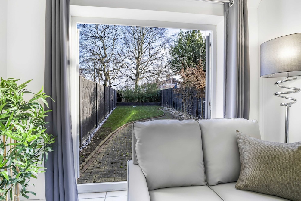 Elegant 4BR House Near City Centre Angus Suites