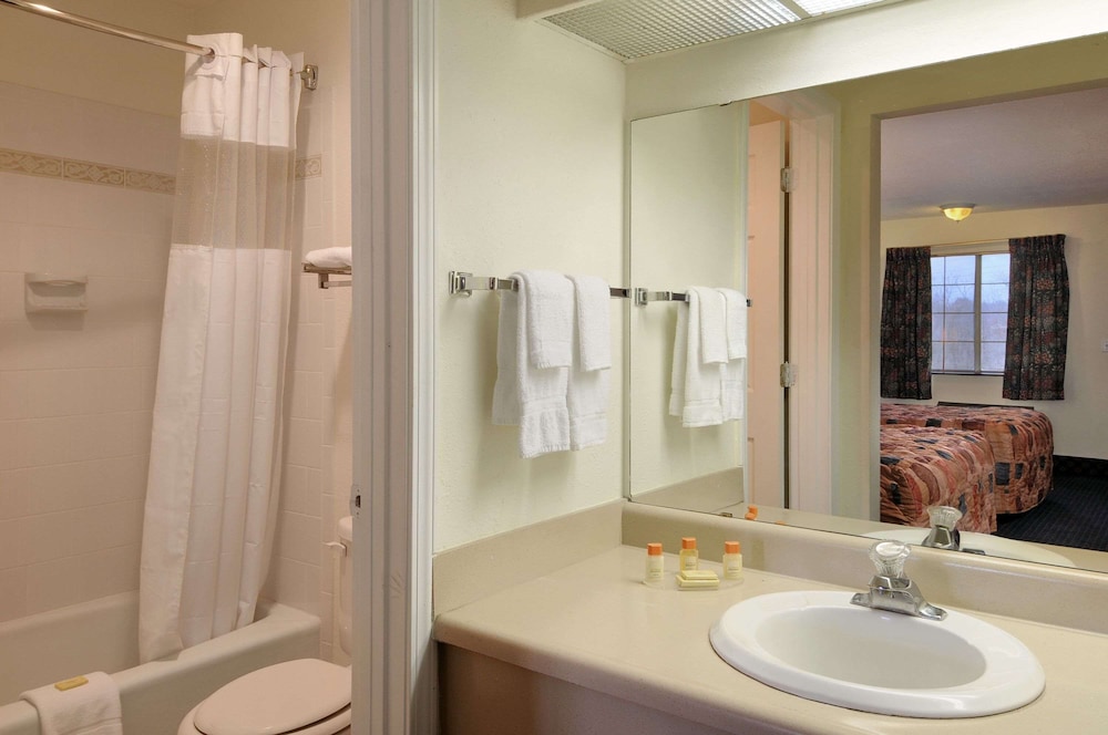 Lawrence Vacations - Days Inn by Wyndham KU Lawrence - Property Image 20