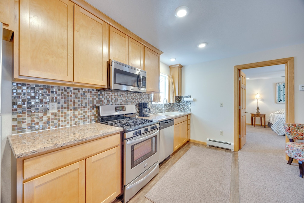 Mountain-view Apt: Walk to Local Attractions!