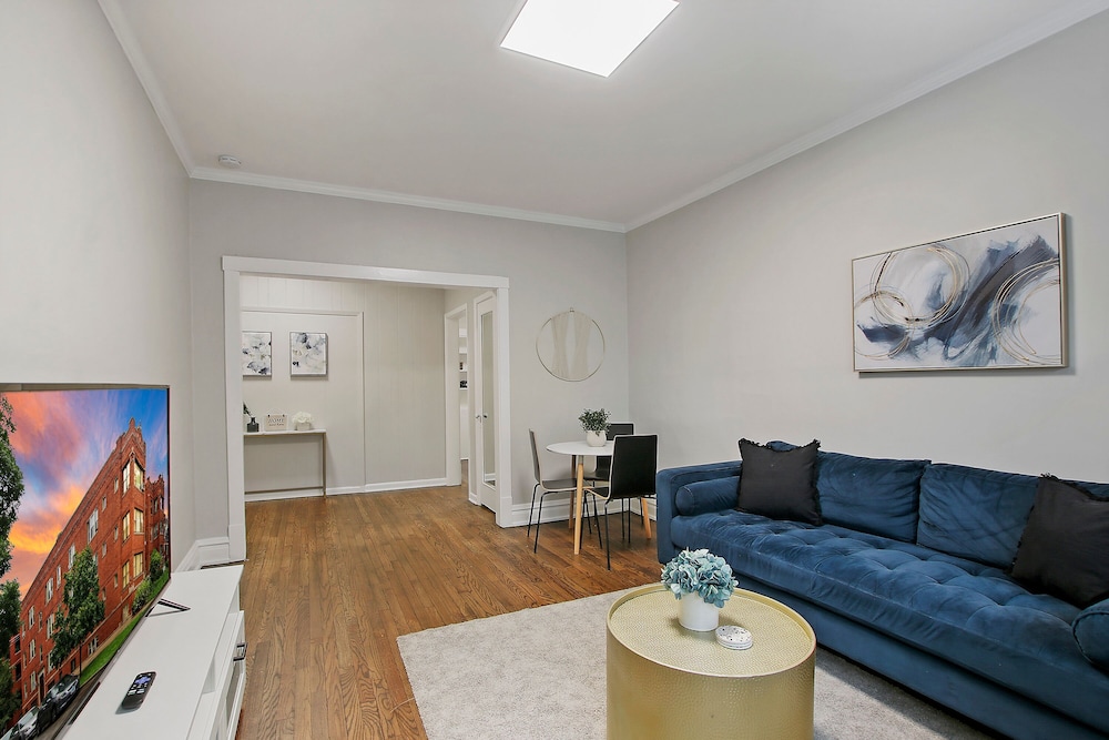Chic 2BR Apt - Roscoe 1