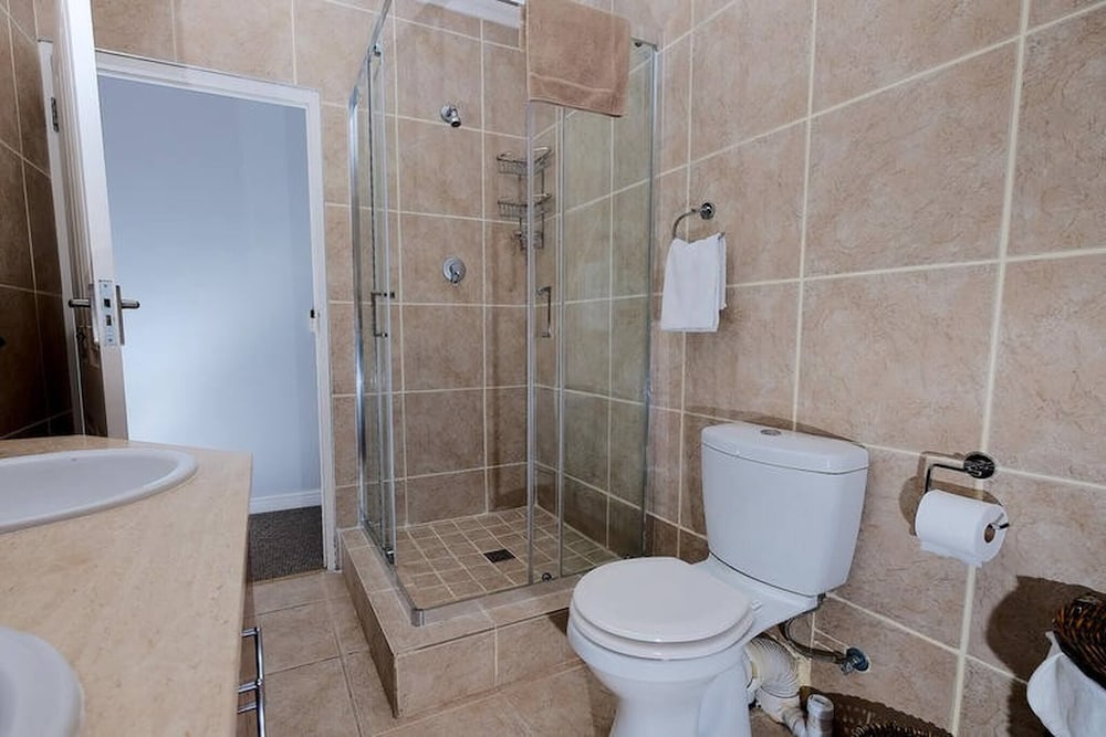 Charis to Theo - Relax in Style at This 3-bedroomed Langebaan Holiday House