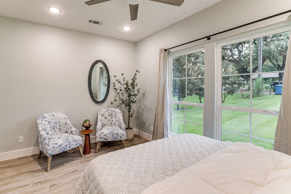 Hot Tub, Fire Pit! High-end Cedar Creek Lake Haven