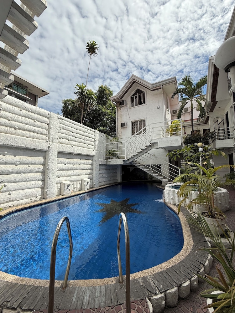 Kandi Suites 2BR with private Jacuzzi