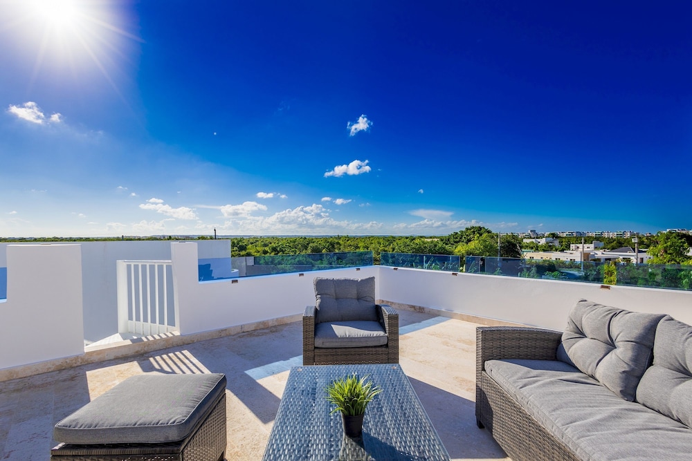 New Modern 2-lvl Punta Cana Villa in Gated Community With Private Pool Rooftop Jacuzzi