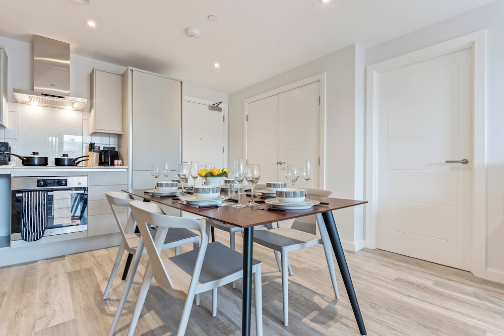 Meadow Haven 2 Bed 2 Bath, On-street Park, Netflix
