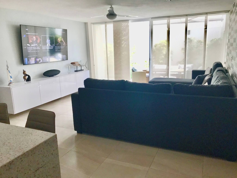 Beautiful Apartment With Pool, gym and Beach Just 80 Meters Walk, Fully Equipped