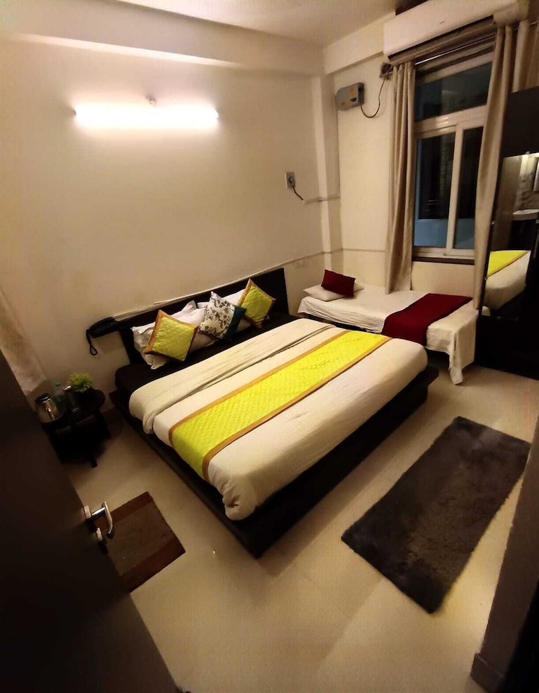 Sada Shiv Guest House near Ganga river