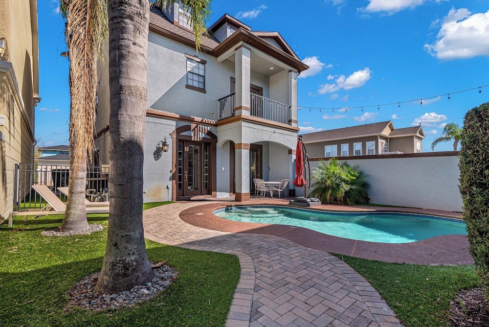 Inviting 5BR Villa in Reunion Resort