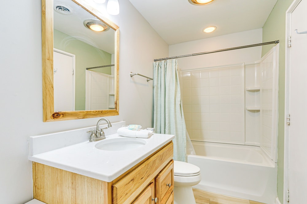 Pool Access + Pet Friendly: Condo in Hilton Head