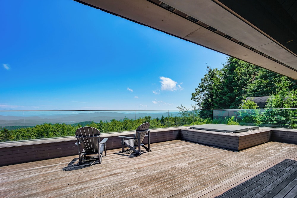 Group-friendly Newbury Stunner: Home Gym, Hot Tub!