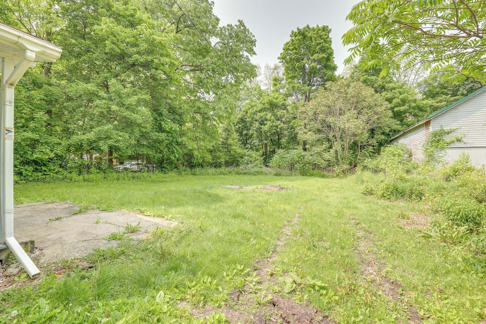 8 Mi to Keuka Lake: Walkable Apartment in Bath