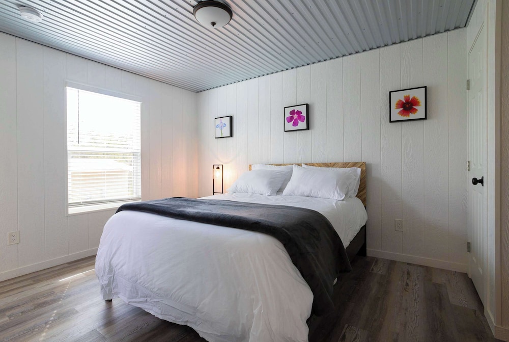 Bison View Secluded Cabin for 6 w/ Hot Tub on Wildlife Sanctuary