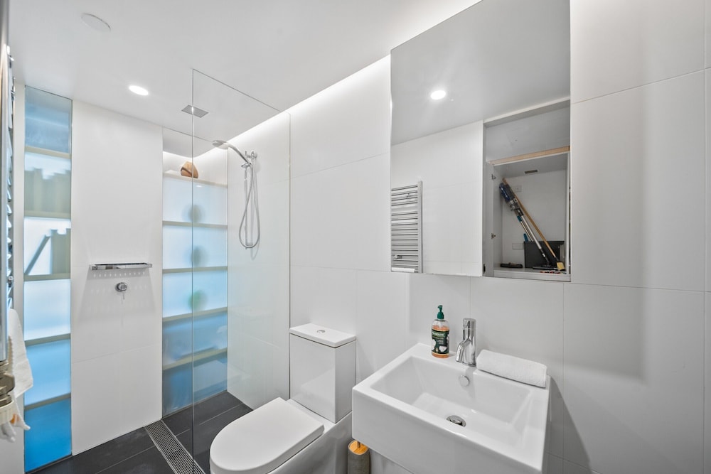 Stylish Studio in Acton With Stunning Water Views