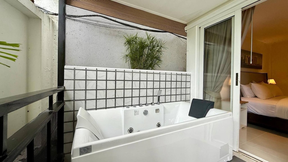B11 Sunset Plaza Partial Seaview 1 Bedroom 1 Bathroom With Large Jaguzzi