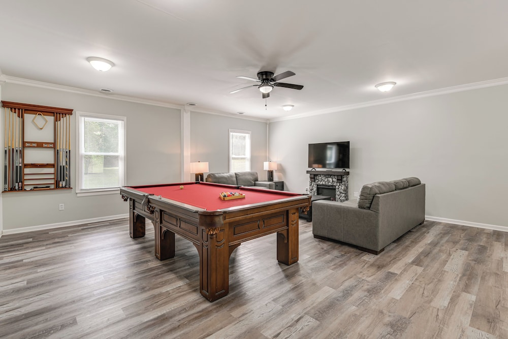 11 Mi to Fort Lee: 30-acre Retreat w/ Scenic Views