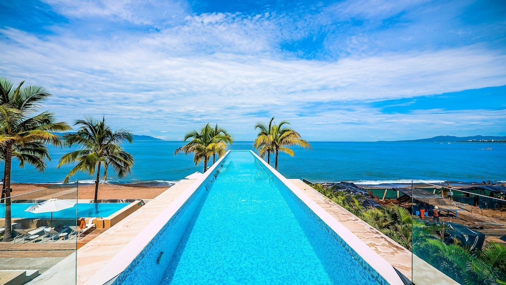Gorgeous 1BR Condo With Pools Sea Views