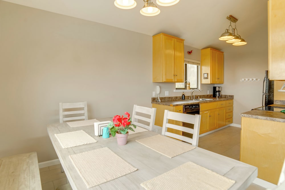 Beach Access & Hot Tub: Coastal Gem in Manchester