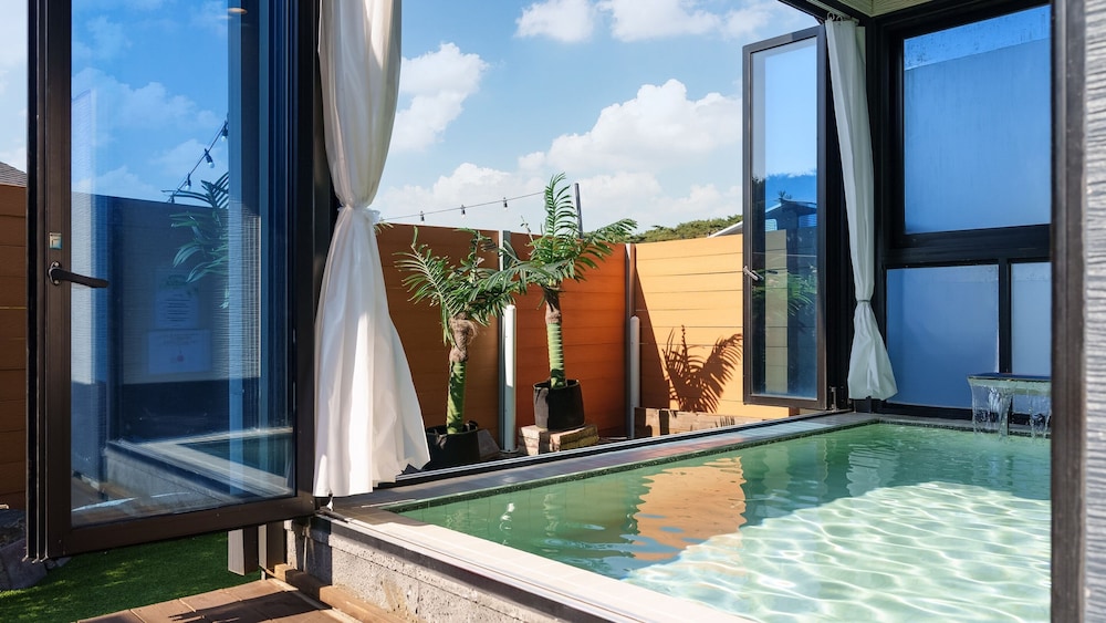 Taean Holy Dog Pool Villa
