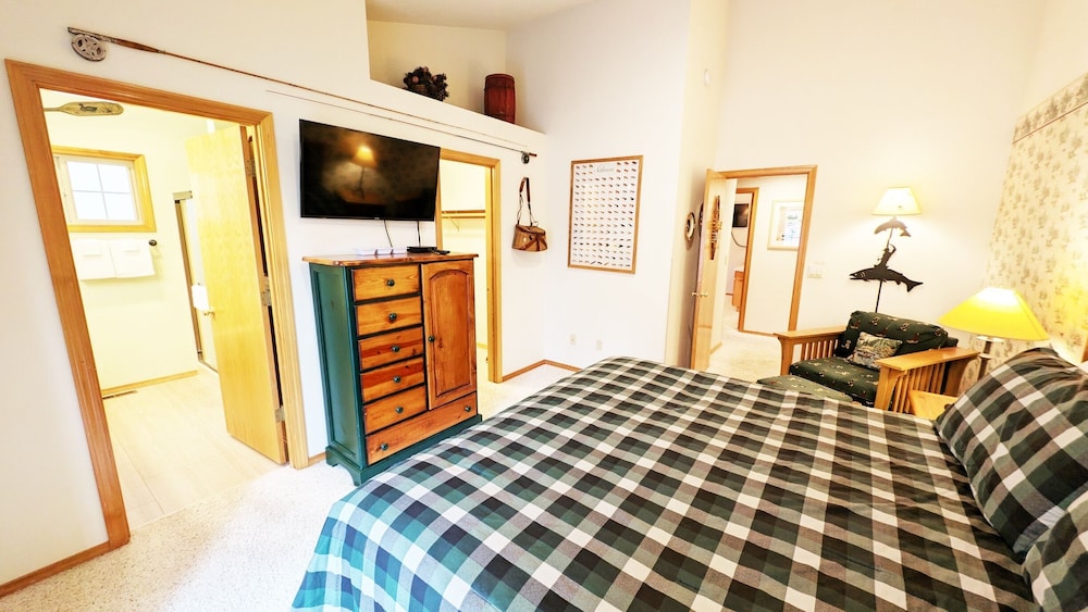 Snowshoe Inn-pyramid Mtn 7 3 Bedroom Home