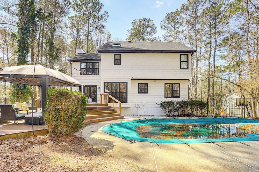 Private Hot Tub & Deck: Family Gem in Alpharetta