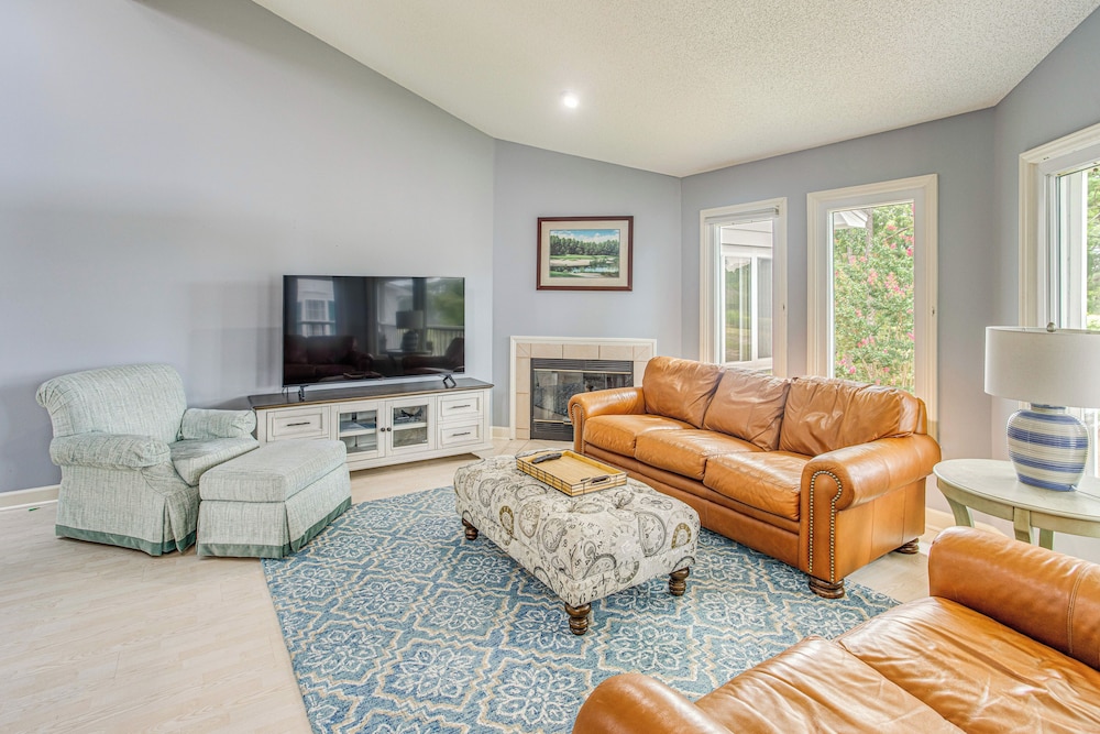 Marina & Pool: Roomy Golf-view Home in Southport