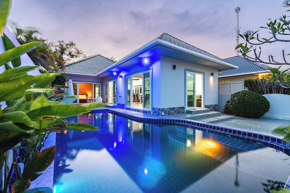 Poolside 3BR Near Top Attractions V174