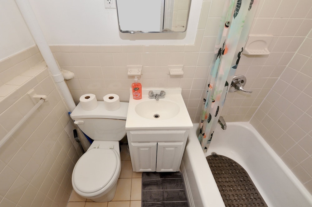 Spacious Upper East Side Studio