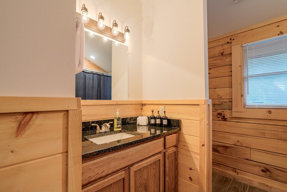 Misty Mountain Getaway - 2 bedroom 2 Cabin