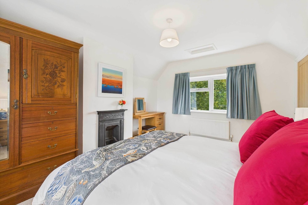 Host Stay Merrow Cottage