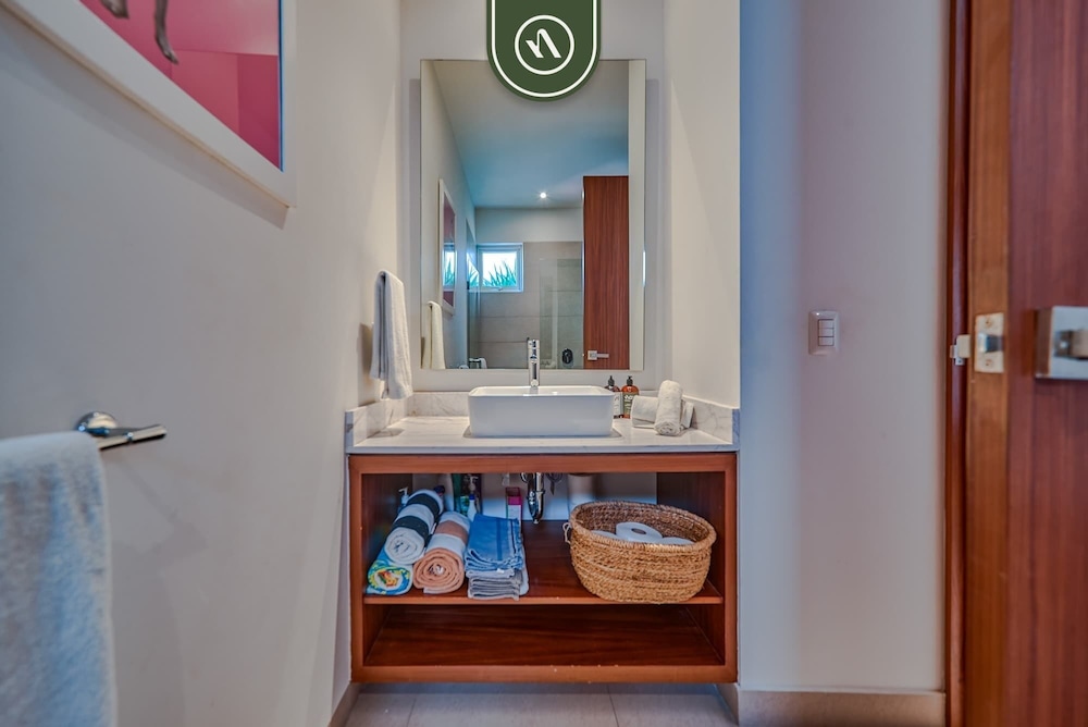 2BR Condo With Rooftop Pool - 2 Min Walk to Beach
