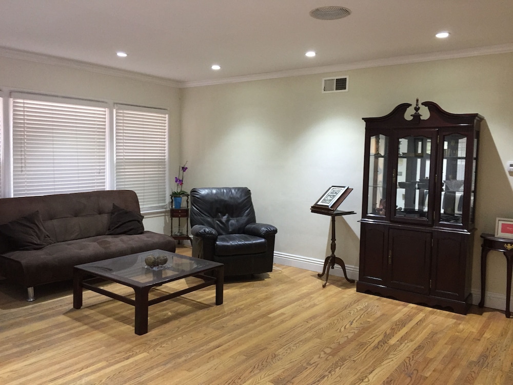 Lovely 2 Bedroom Home with Pool