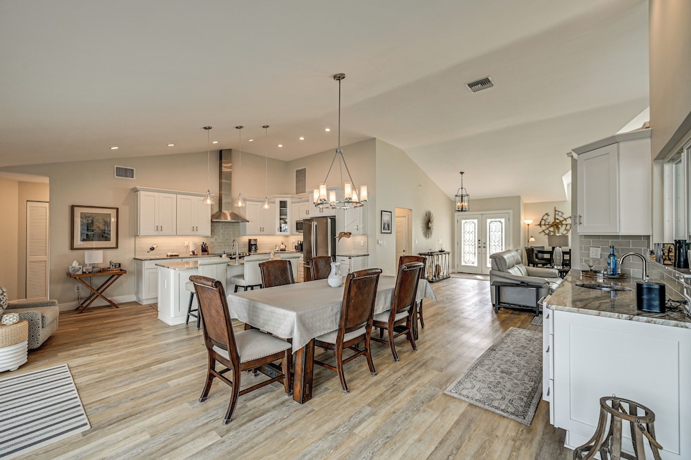 2 Mi to South Beach: Waterfront Home w/ Lanai!