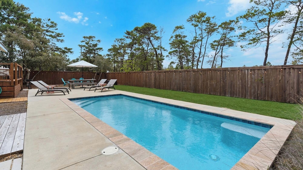 2BR Home, Private Heated Pool, 4 Bikes, Beach Access