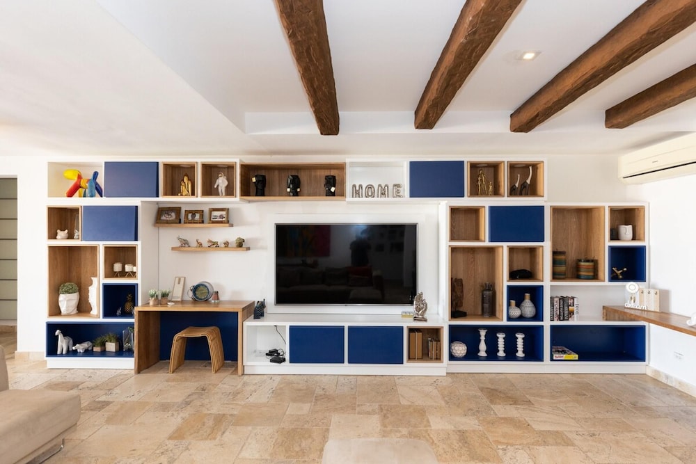 The Wow House by Acomodo