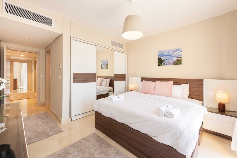 Xuru Stays I Exotic 1bdr w/ Outdoor Terrace Pool & Beach Access
