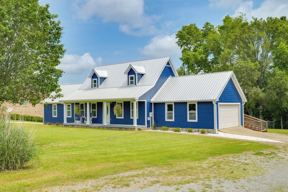 Group Getaway: Lakefront Retreat in Fayetteville!