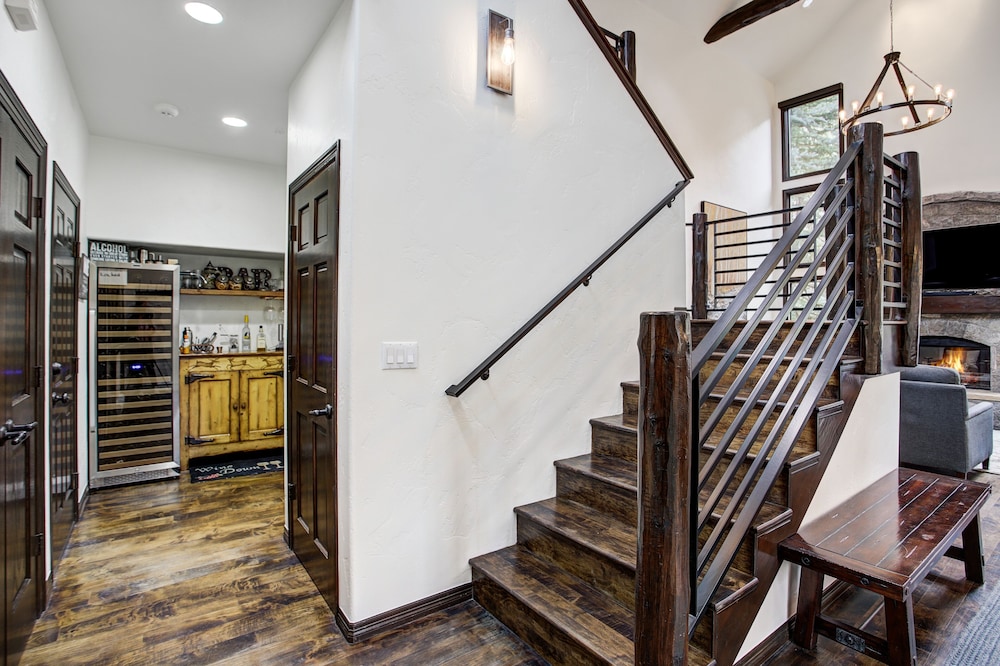 Exquisite, Private Mountain Home Retreat 4 Bedroom Home by RedAwning - Property Image 32