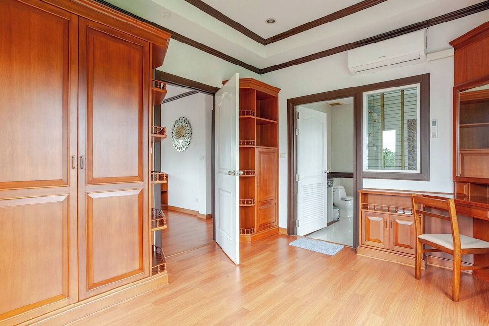 Luxury Iconic Royal Boat Pool Villa North Pattaya