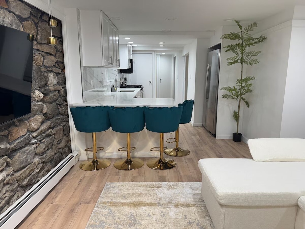 Luxe 1BR Oasis - Prime NY Stay