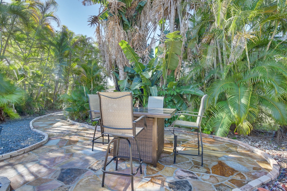 Pool & Hot Tub: Spacious Villa in Coral Springs! view 5
